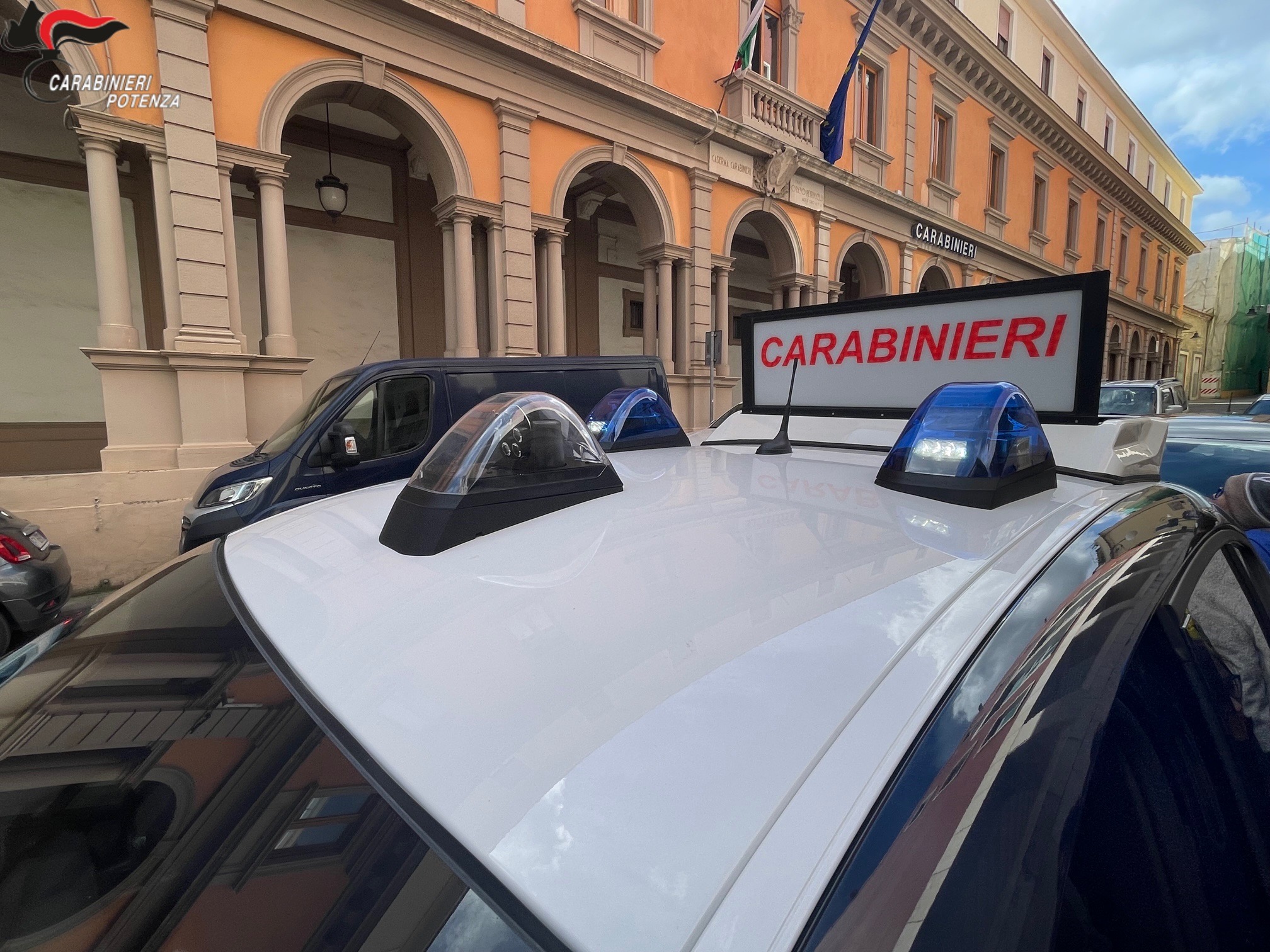 In Viaggio Con La Madre E Due Panetti Di Hashish I Carabinieri Di