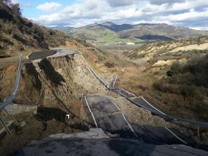 Nella foto di TRM TV la strada crollata, che collega il comune di Aliano con la "Saurina"