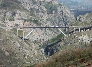 Il viadotto Platano segna i confini Campania-Lucania:tra i comuni di Romagnano e Vietri di Potenza