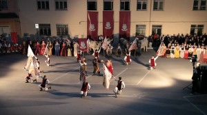 Una scena in Piazza dell'Emigrante