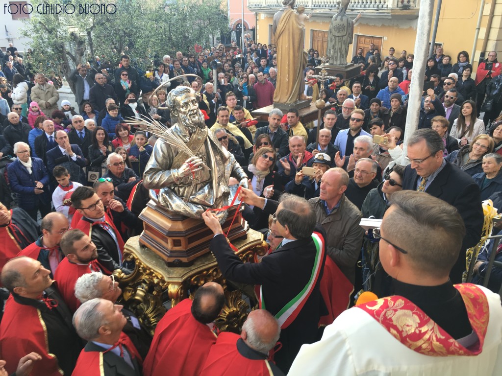 Il Sindaco Carmine Grande mentre consegna la chiave in oro al Patrono Sant'Anselmo