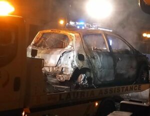 L'Opel Corsa andata in fiamme